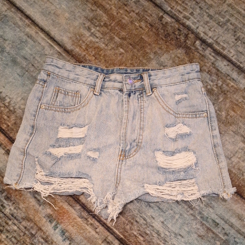 🔥🔥CLEARANCE🔥🔥 SHEIN Light Wash Distressed Denim Shorts. Size XS